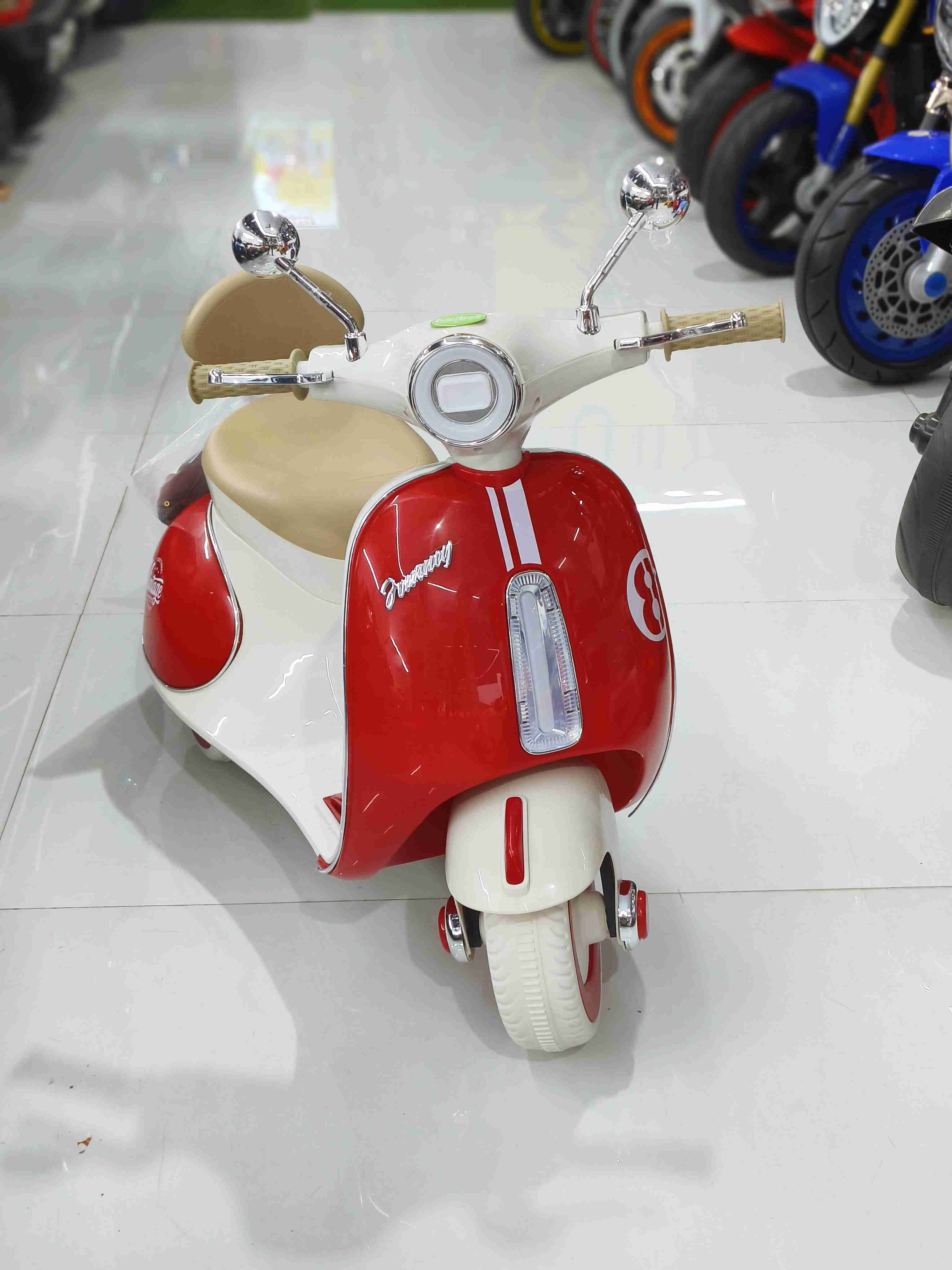 Cute Vespa  (with Remote)